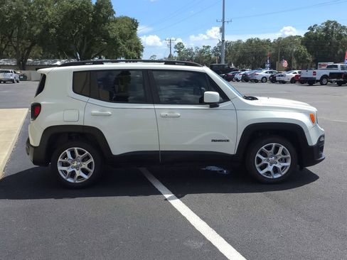 Used 2016 Jeep Renegade Latitude FWD image 4