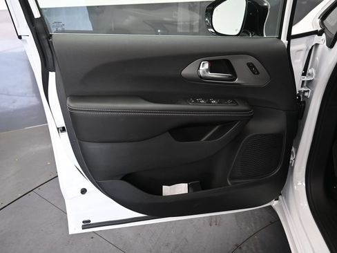 New 2027 Chrysler Pacifica Select FWD image 13