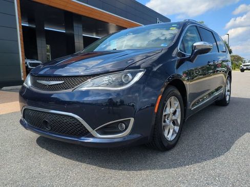Used 2018 Chrysler Pacifica Limited w/ Advanced Safetytec Group FWD image 8