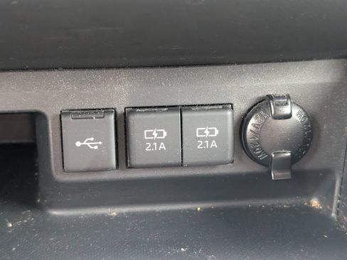 Used 2020 Toyota Highlander L FWD image 21