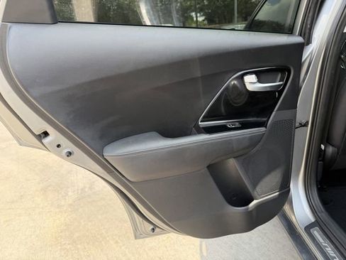 Used 2022 Kia Niro EX Premium FWD image 17