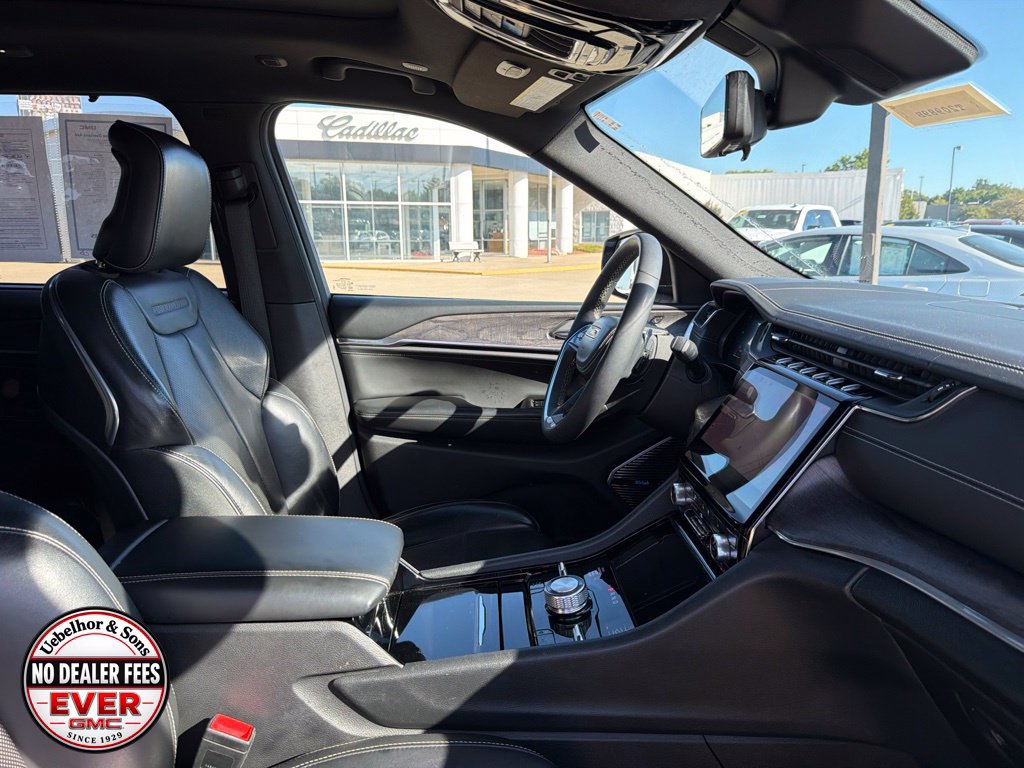 Used 2023 Jeep Grand Cherokee Overland w/ Luxury Tech Group IV AWD/4WD image 2