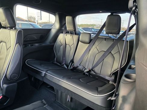 New 2026 Chrysler Pacifica Limited image 32