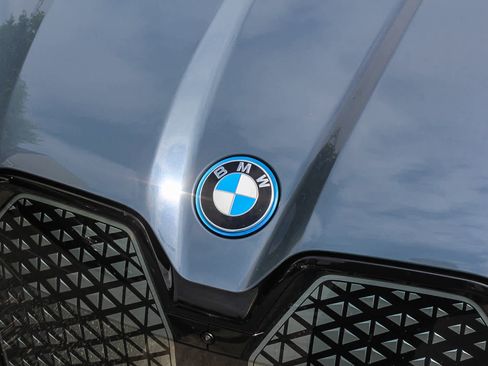 Used 2024 BMW iX xDrive50 w/ Sport Package AWD/4WD image 11
