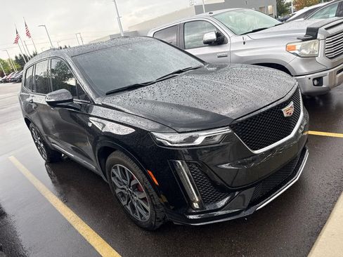 Used 2023 Cadillac XT6 Sport w/ Technology Package AWD/4WD image 3