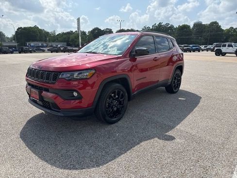 Used 2025 Jeep Compass Latitude w/ Altitude Special Edition AWD/4WD image 3