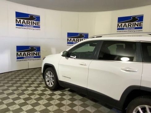 Used 2018 Jeep Cherokee Latitude FWD image 8