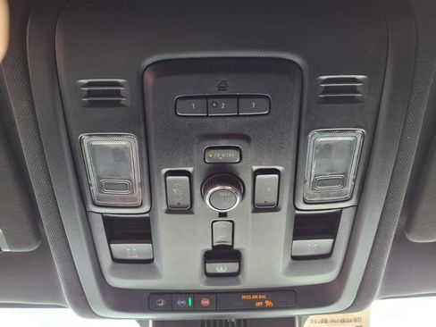 Used 2024 Chevrolet Suburban Premier w/ Premium Package 2 AWD/4WD image 12