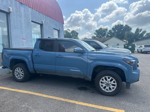 Used 2026 Toyota Tacoma SR5 AWD/4WD image 4
