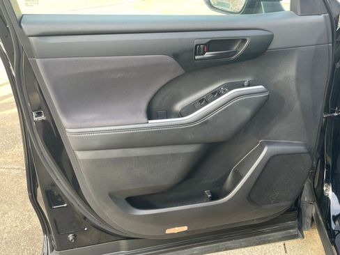 Used 2025 Toyota Highlander LE image 18