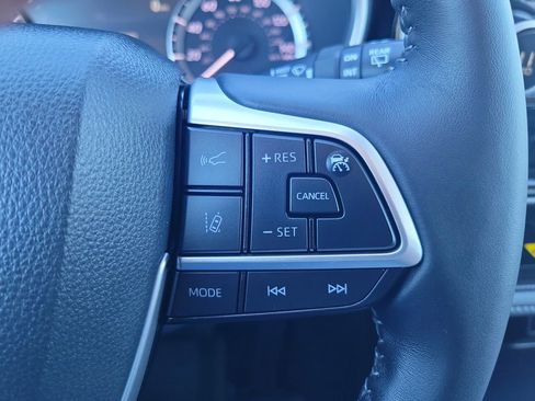 Used 2025 Toyota Highlander XLE image 14