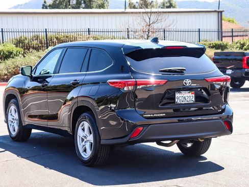 Used 2023 Toyota Highlander LE FWD image 5