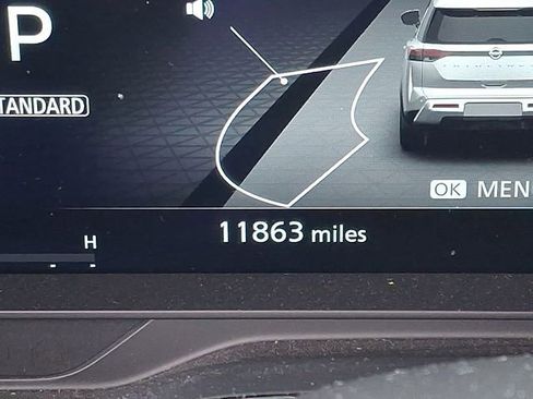 Used 2025 Nissan Pathfinder Platinum image 21