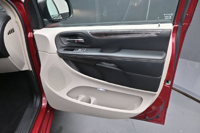 Used 2016 Chrysler Town & Country Touring w/ Driver Convenience Group FWD image 12