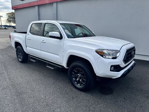 Used 2023 Toyota Tacoma SR5 w/ Technology Package AWD/4WD image 4