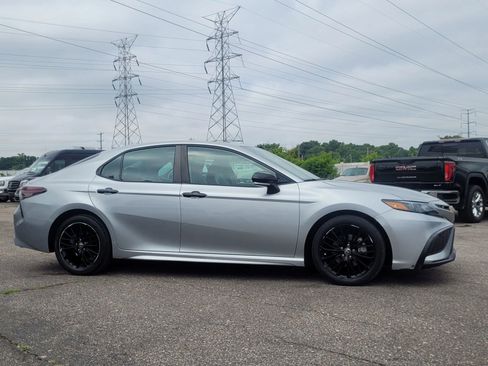 Used 2022 Toyota Camry SE w/ Convenience Package FWD image 5