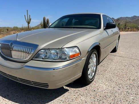 Used 2008 Lincoln Town Car Signature Limited image 11