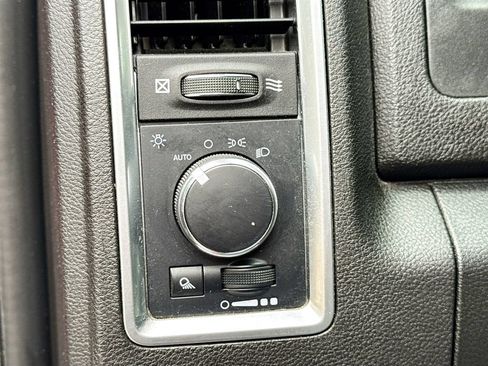 Used 2022 RAM 1500 Classic SLT AWD/4WD image 10