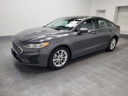 Used 2019 Ford Fusion SE FWD image 2