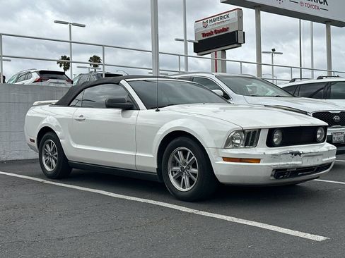 Used 2005 Ford Mustang Premium RWD image 2