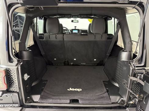 Used 2017 Jeep Wrangler Unlimited Rubicon w/ Cold Weather Group AWD/4WD image 19