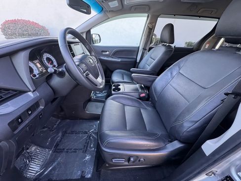 Used 2017 Toyota Sienna SE FWD image 11