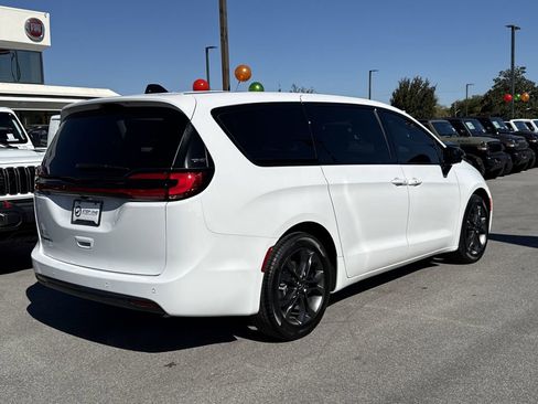 New 2026 Chrysler Pacifica Select image 5