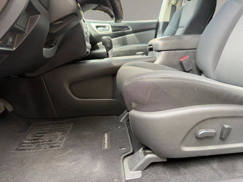 Used 2019 Nissan Pathfinder SV AWD/4WD image 17
