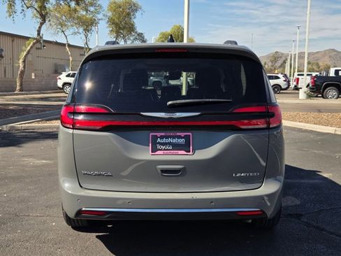 Used 2023 Chrysler Pacifica Limited image 7