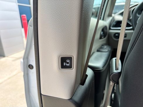 Used 2022 Chrysler Voyager LX FWD image 27