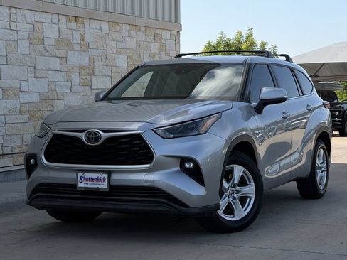 Used 2023 Toyota Highlander LE FWD image 2