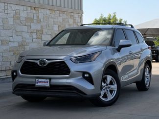 Used 2023 Toyota Highlander LE FWD video 2