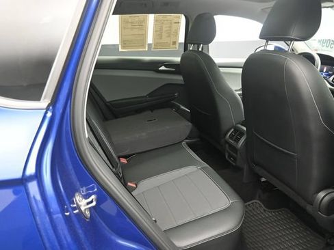Used 2022 Volkswagen Taos SE FWD image 25