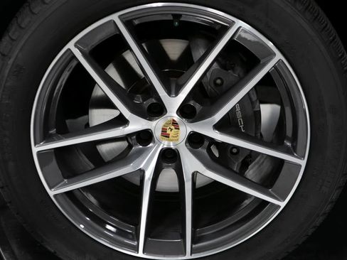 Certified 2024 Porsche Macan image 11