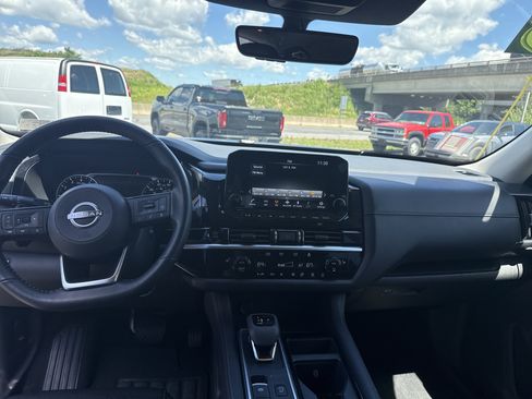 Used 2025 Nissan Pathfinder SL AWD/4WD image 15