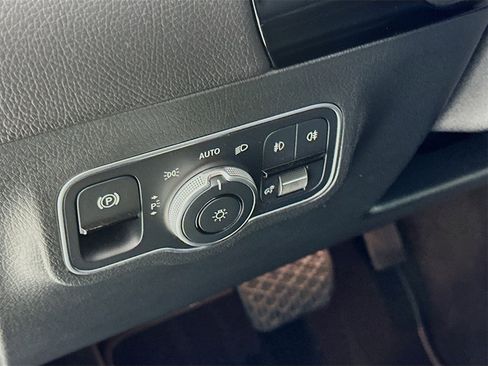 Used 2025 Mercedes-Benz GLA 250 image 11