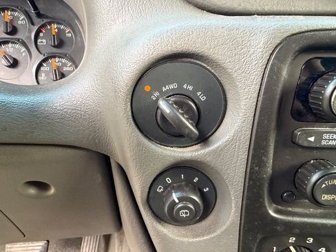 Used 2004 Chevrolet TrailBlazer LS w/ LS Preferred Equipment Group AWD/4WD image 16