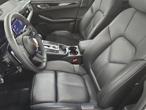 Certified 2025 Porsche Macan AWD/4WD image 5