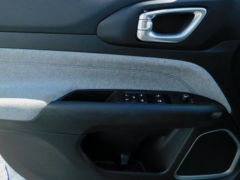 Used 2024 Jeep Compass Latitude image 23