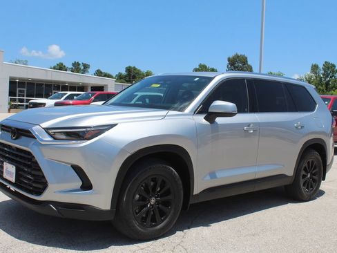 Used 2024 Toyota Grand Highlander FWD image 2