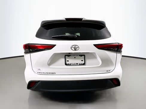 Used 2023 Toyota Highlander XLE FWD image 6