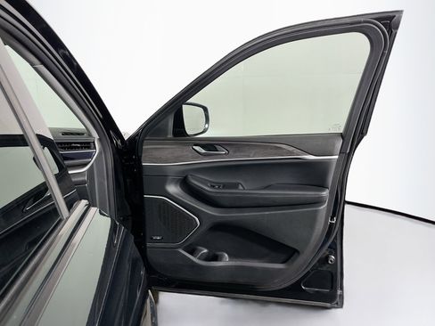 Used 2023 Jeep Grand Cherokee Limited w/ Luxury Tech Group II image 33