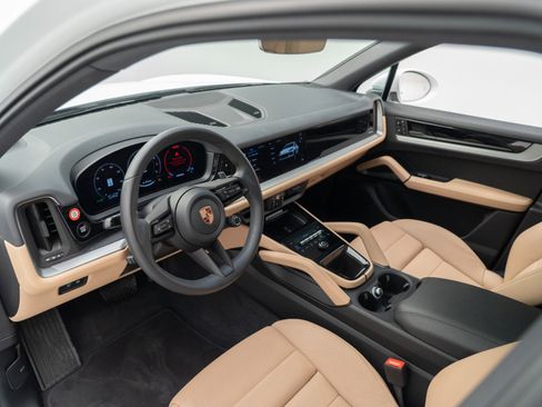 Certified 2026 Porsche Cayenne AWD/4WD image 4