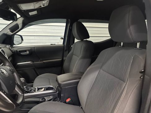 Used 2018 Toyota Tacoma TRD Sport image 11