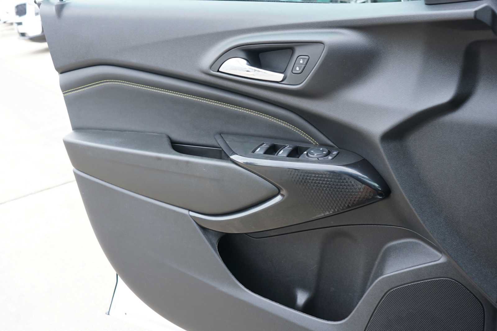 Used 2025 Chevrolet Trax LT FWD image 15