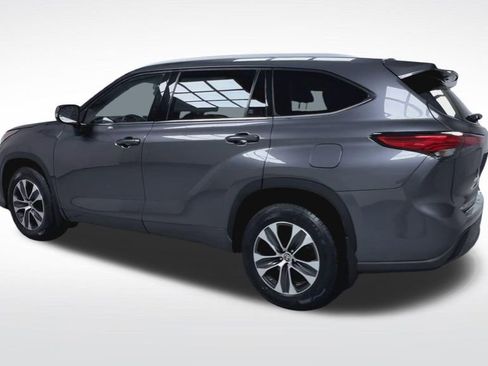 Used 2022 Toyota Highlander XLE AWD/4WD image 24
