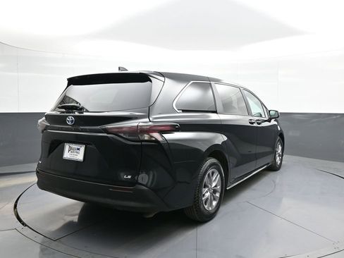 Certified 2025 Toyota Sienna LE image 6