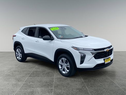 Used 2025 Chevrolet Trax LS image 7