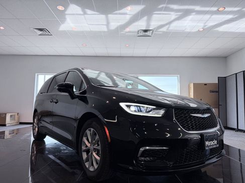 Used 2026 Chrysler Pacifica Limited FWD image 3