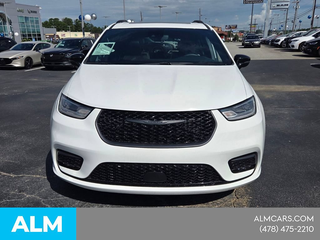Used 2025 Chrysler Pacifica Limited FWD image 2